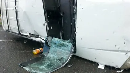 Accident spectaculos în Cluj. Un şofer s-a răsturnat cu maşina în mijlocul şoselei FOTO