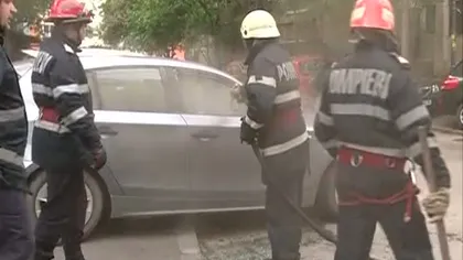 Imagini ŞOCANTE în Capitală. O maşină de lux a luat foc în parcare VIDEO