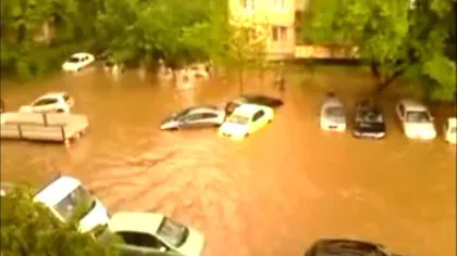 Maşini plutitoare şi valuri, pe străzile Bucureştiului. Capitala, transformată într-un lac imens VIDEO