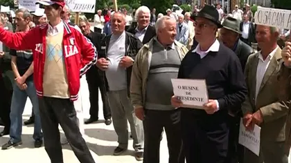 Miting anti-Băsescu la Paşcani. Vezi ce i-au transmis pensionarii şefului statului VIDEO