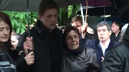 Durere fără margini pentru Gică Popescu. Fostul fotbalist şi-a înmormântat tatăl VIDEO
