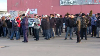 Sute de angajaţi ai Portul Constanţa au protestat în faţa sediului Administraţiei Porturilor Maritime