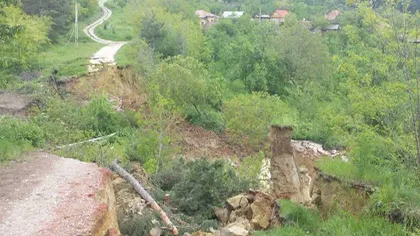 Un sat din Vâlcea este complet izolat după o alunecare de teren VIDEO