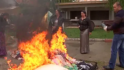 Scandal între romi, după ce o fată a fost alungată din casa soţului. Zestrea i-a fost arsă în stradă VIDEO