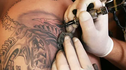 Tatuajele şi piercing-urile pentru orbi şi bolnavii de SIDA ar putea fi INTERZISE