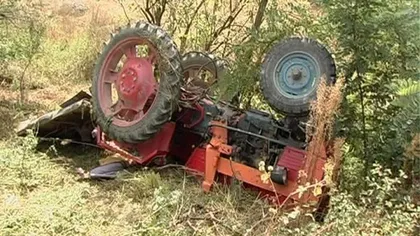Un tânăr a murit după ce a fost strivit de tractorul pe care îl conducea