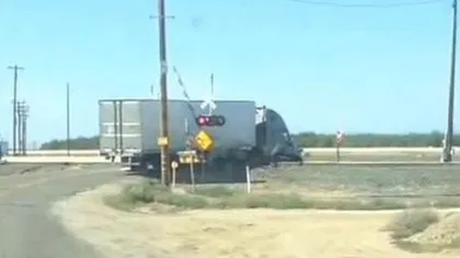 Scenă TERIFIANTĂ! Un camion rămâne blocat pe calea ferată. Ce a urmat este INCREDIBIL. VIDEO