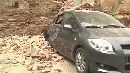 Zidul unei clădiri s-a prăbuşit peste trei maşini, în Bucureşti VIDEO