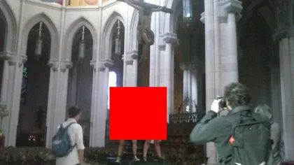 Activiste Femen, arestate după ce au cerut avortul liber în altarul unei biserici, dezbrăcate până la piele