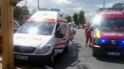 O ambulanţă care transporta o gravidă la spital, lovită în trafic de un taxi