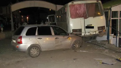 Accident grav în Rusia: Un autobuz a aterizat pe capota unei maşini VIDEO
