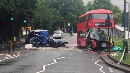 TRAGEDIE la Londra: Un autobuz şi un autoturism au intrat în coliziune. Un mort şi 13 răniţi