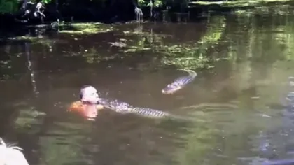 SĂRUTUL MORŢII. Ce a păţit un BĂRBAT după ce a hrănit aligatorii direct din GURĂ VIDEO