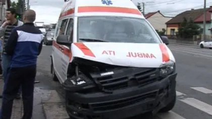 O ambulanţă aflată în misiune, implicată într-un GRAV ACCIDENT de circulaţie
