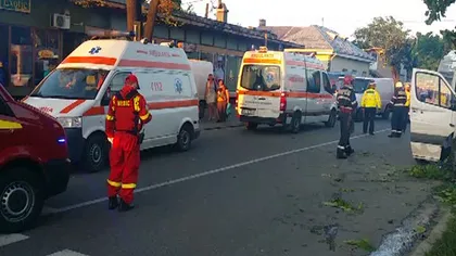 Accident cu 14 răniţi în Bacău. Un MICROBUZ s-a izbit puternic de un copac VIDEO