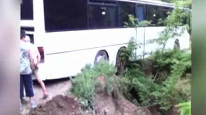 Autocar plin cu elevi, la un pas de TRAGEDIE din cauza alunecărilor de teren VIDEO