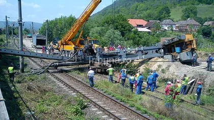 Trafic feroviar blocat în Sibiu, după ce un utilaj a căzut pe calea ferată FOTO