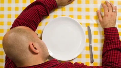 Află cum e mai rău: Să mănânci înainte de culcare sau să te culci cu stomacul gol