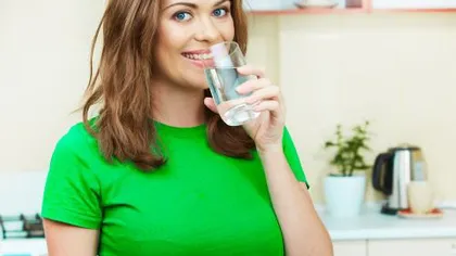 Bea apă sărată dimineaţa ca să-ţi detoxifiezi colonul