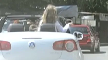 Şoferiţă inconştientă în Ploieşti. Şi-a plimbat fiica în picioare, într-o maşină decapotabilă VIDEO