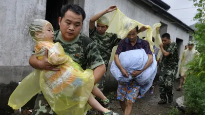 Furtuni puternice şi viituri în China: 26 de persoane au murit şi peste 330.000 au fost evacuate