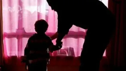 VIDEO ŞOCANT: Copil legat cu bandă adezivă de pat, în timp ce se afla la grădiniţă