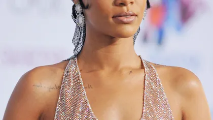 Rihanna a ŞOCAT cu ultima vestimentaţie. Uite cum a apărut artista pe covorul roşu FOTO