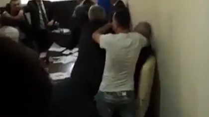 BĂTAIE şi ÎNJURĂTURI ca la uşa cortului, în Parlamentul Găgăuziei VIDEO