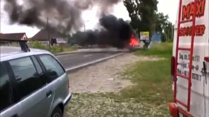 Un AUTOTURISM de LUX din Timişoara a luat foc în mers: Cei trei pasageri s-au salvat în ultimul moment VIDEO