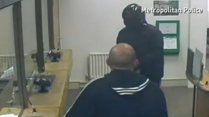 Bărbat, devenit erou după ce a avut o zi proastă: A oprit un JAF ARMAT dintr-o bancă cu mâinile goale VIDEO