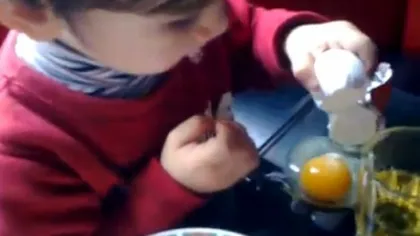 Cel mai detestat tată din lume. Ce a găsit un puşti în oul Kinder VIDEO