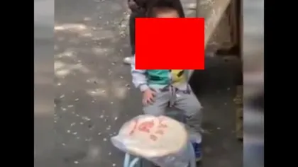 Copil de DOI ANI filmat în timp ce savura cu poftă o ţigară în timp ce FAMILIA îl privea râzând VIDEO