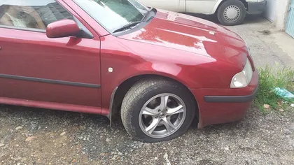 Un pastor a tăiat cauciucurile unei maşini care-i ocupase locul de parcare