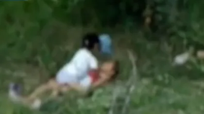 REVOLTĂTOR: Două fetiţe de 5 şi 7 ani au mimat un ACT SEXUAL chiar în faţa părinţilor VIDEO