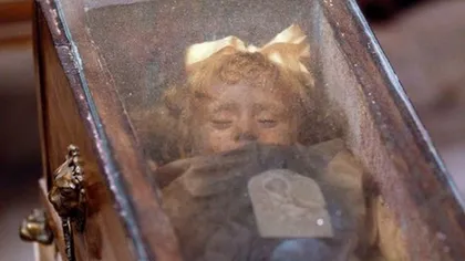 ŞOCANT! O fetiţă mumificată îngrozeşte lumea întreagă. În fiecare zi CLIPEŞTE. VIDEO