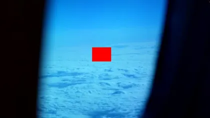 Imagini BIZARE surprinse de un pasager dintr-un AVION de CĂLĂTORI deasupra LONDREI: Este clar un OZN VIDEO