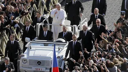 Papa Francisc anunţă că nu va mai folosi papamobilul său blindat: 