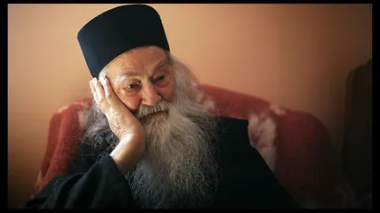 Părintele Iustin Pârvu a făcut MINUNI după moarte. A EXORCIZAT o femeie din sicriu VIDEO ULUITOR