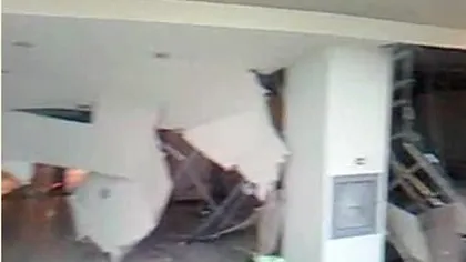 O bucată de plafon a căzut peste clienţi într-un centru comercial din zona Lujerului