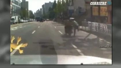 Un poliţist prea ZELOS. A fost târât 200 de metri de un scuterist care nu vroia să fie amendat VIDEO