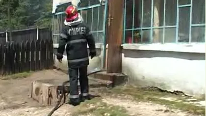 CAZ ŞOCANT. Un bărbat s-a închis în casă cu cele două fiice şi a dat foc locuinţei VIDEO