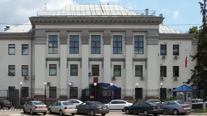 Ambasada RUSIEI din KIEV a fost BLOCATĂ de manifestanţi ucraineni. Drapelul Rusiei a fost SMULS