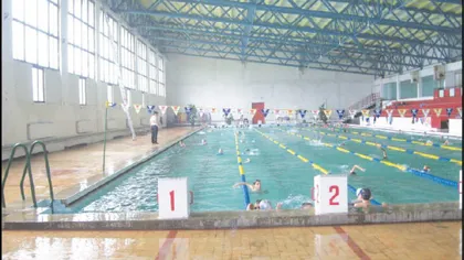 Paznicul unui bazin de înot din Ploieşti, găsit mort pe fundul piscinei