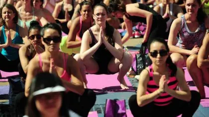 Mii de yoghini au întâmpinat solstiţiul de vară în Piaţa Times Square din New York VIDEO