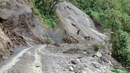 Trafic îngreunat pe mai multe drumuri naţionale, din cauza alunecărilor de teren. Vezi unde sunt probleme