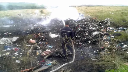 Echipele ucrainene de urgenţă au explorat 18 kmp la locul prăbuşirii avionului malaezian