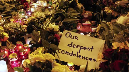 AVION PRĂBUŞIT ÎN UCRAINA: Covor de flori, lumânări şi jucării în faţa ambasadei Olandei din Kiev EMOŢIONANT