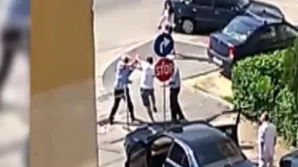 Scene incredibile surprinse în Craiova. Doi poliţişti, filmaţi în timp ce se băteau cu un şofer VIDEO