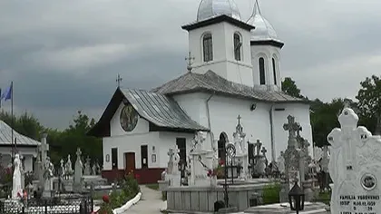 Mai mulţi hoţi au furat banii dintr-o biserică şi au profanat câteva morminte VIDEO
