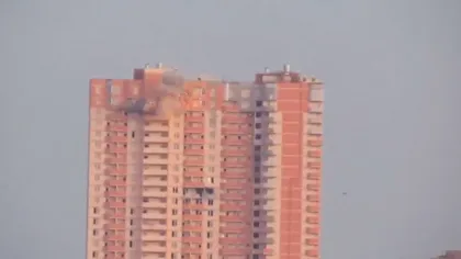 IMAGINI ŞOCANTE: Cum loveşte un proiectil un bloc de locuinţe din Lugansk. VIDEO